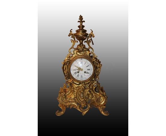 Orologio da tavolo francese in bronzo stile Luigi XV del 1800