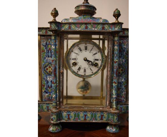 Antico orologio francese riccamente decorato con tecnica Cloisonné