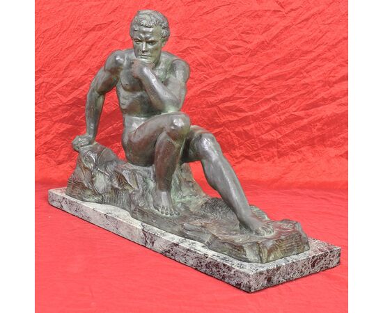 ART DECO, ANTICHE SCULTURE IN BRONZO, UOMO SEDUTO, SCULTORE FRANCESE, XX SECOLO. (STB79)   