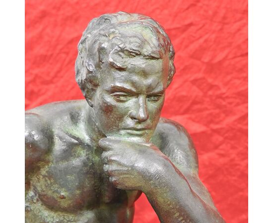 ART DECO, ANTICHE SCULTURE IN BRONZO, UOMO SEDUTO, SCULTORE FRANCESE, XX SECOLO. (STB79)   