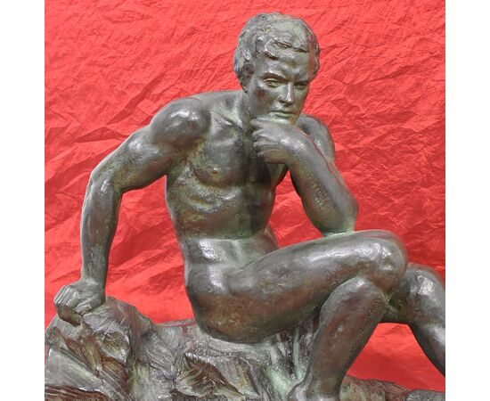 ART DECO, ANTICHE SCULTURE IN BRONZO, UOMO SEDUTO, SCULTORE FRANCESE, XX SECOLO. (STB79)   
