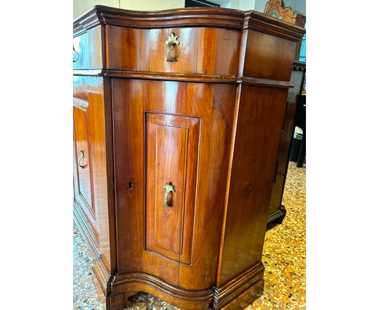 Importante credenza veneta della metà del XVIII secolo , mossa sui fianchi