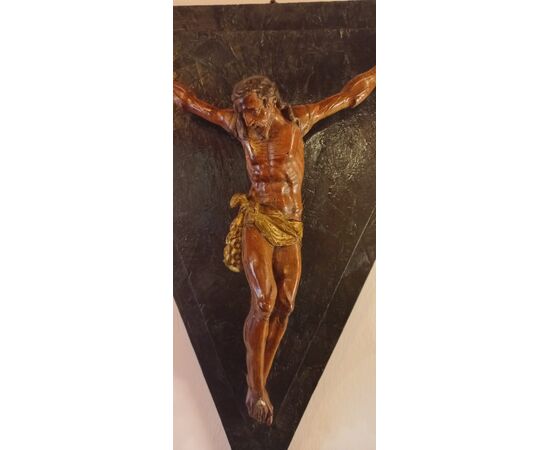 Cristo Crocifisso in legno di bosso e perizoma dorato