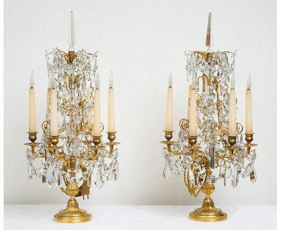 Coppia di Girandole/Candelabri antichi Napoleone III Francese in bronzo dorato e cristallo di Boemia. Periodo XIX secolo.