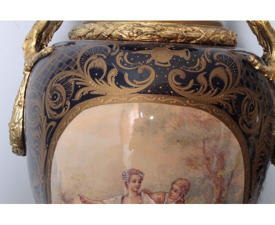 Antichi Grandi Vasi in porcellana Sevres con Bronzi XX sec .Altezza 106 cm