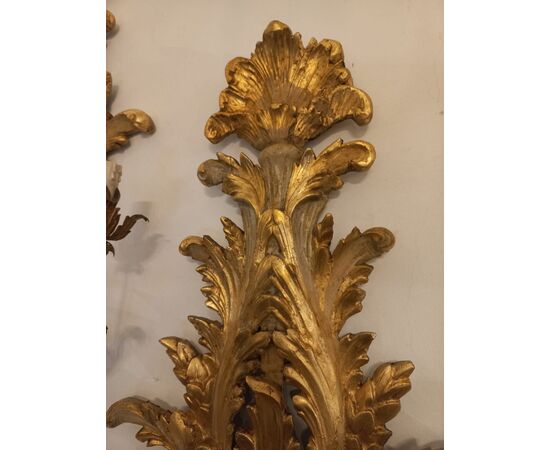 Coppia di appliques in legno dorato e laccato