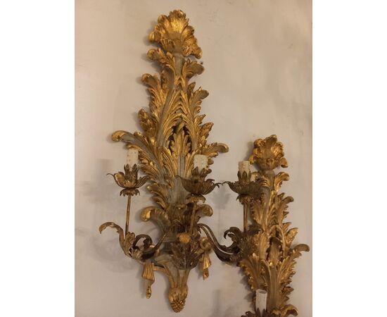 Coppia di appliques in legno dorato e laccato