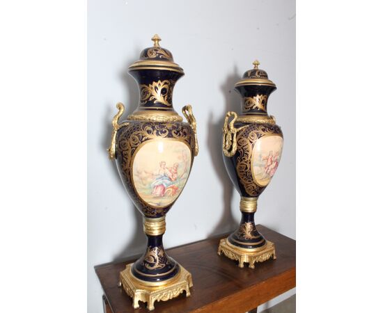 Antichi Grandi Vasi in porcellana Sevres con Bronzi XX sec .Altezza 106 cm