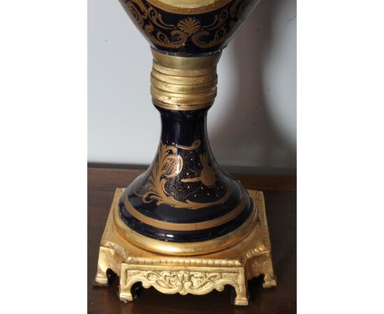 Antichi Grandi Vasi in porcellana Sevres con Bronzi XX sec .Altezza 106 cm