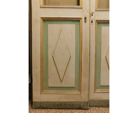 PTL672 - Porta a vetri in legno laccato, epoca '900, misura cm L 123 x H 250.