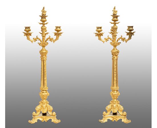 Coppia di candelabri/Flambeaux antichi in bronzo dorato Carlo X Francese. Periodo inizio XIX secolo.