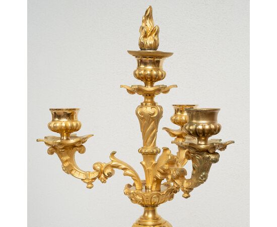 Coppia di candelabri/Flambeaux antichi in bronzo dorato Carlo X Francese. Periodo inizio XIX secolo.