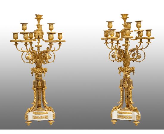 Coppia di Candelabri/Flambeaux antichi Napoleone III in bronzo dorato e marmo bianco statuario. Francia XIX Secolo.