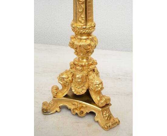 Coppia di candelabri/Flambeaux antichi in bronzo dorato Carlo X Francese. Periodo inizio XIX secolo.