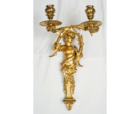 Coppia di applique antichi Napoleone III Francese in bronzo dorato finemente cesellato. Periodo XIX secolo.