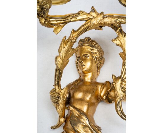 Coppia di applique antichi Napoleone III Francese in bronzo dorato finemente cesellato. Periodo XIX secolo.