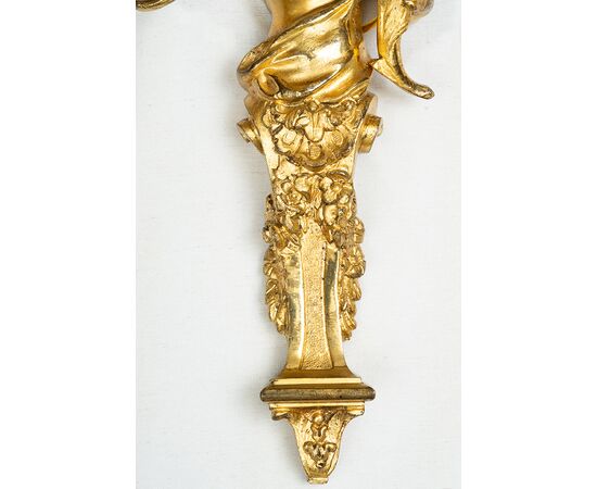 Coppia di applique antichi Napoleone III Francese in bronzo dorato finemente cesellato. Periodo XIX secolo.