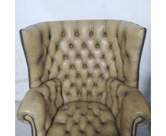 Coppia di poltrone chesterfield inglese " Barrel Back" con schienale a botte stile Giorgio III 