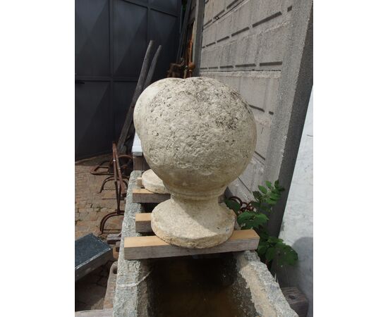 CAPITELLI DI FORMA A SFERA IN PIETRA EPOCA 800  cm diametro 30xH43