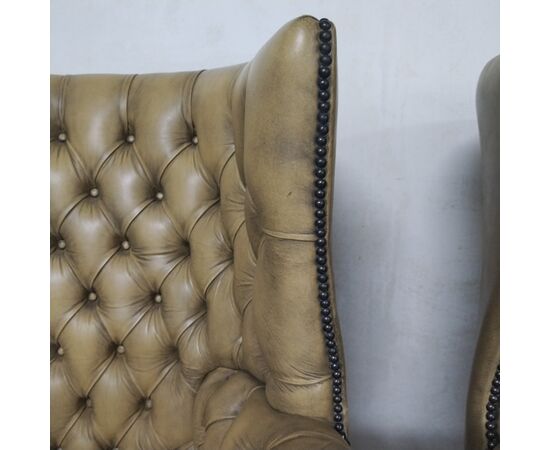 Coppia di poltrone chesterfield inglese " Barrel Back" con schienale a botte stile Giorgio III 