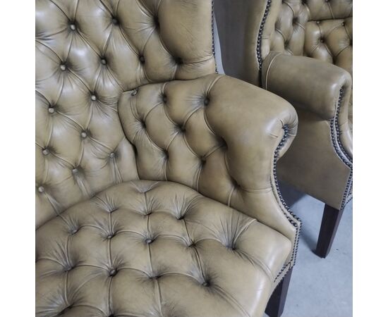 Coppia di poltrone chesterfield inglese " Barrel Back" con schienale a botte stile Giorgio III 