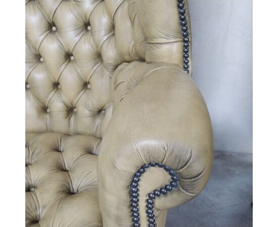 Coppia di poltrone chesterfield inglese " Barrel Back" con schienale a botte stile Giorgio III 