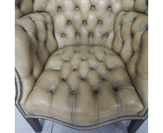 Coppia di poltrone chesterfield inglese " Barrel Back" con schienale a botte stile Giorgio III 