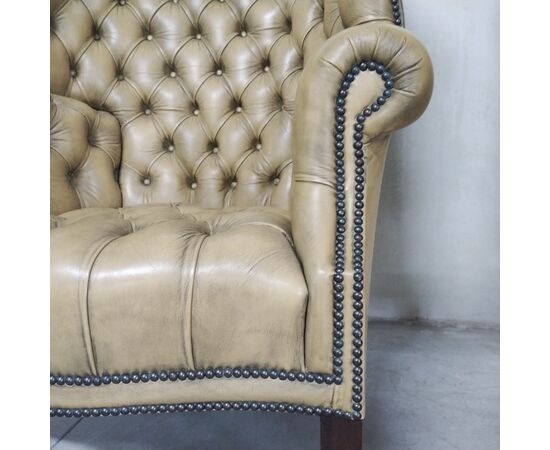 Coppia di poltrone chesterfield inglese " Barrel Back" con schienale a botte stile Giorgio III 