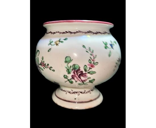 Vaso - pilloliere in maiolica globulare  con decoro alla rosa e simbolo di farmacia.Casali e Callegari.Pesaro.