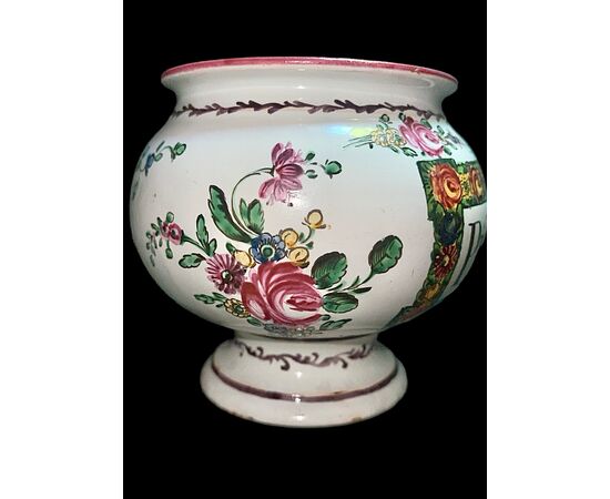 Vaso - pilloliere in maiolica globulare  con decoro alla rosa e simbolo di farmacia.Casali e Callegari.Pesaro.