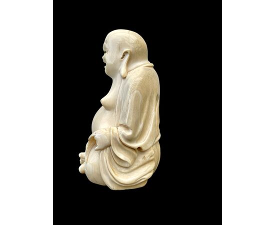 Scultura in avorio raffigurante Buddha.Giappone.