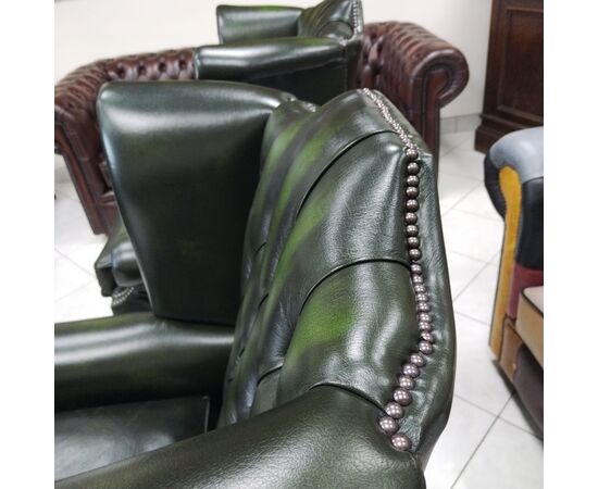 Poltrona chesterfield Queen Anne nuova inglese originale in pelle bordeaux, verde e marrone 