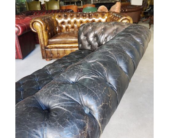 Antico divano o sofà chesterfield inglese originale in pelle nera in prima patina 