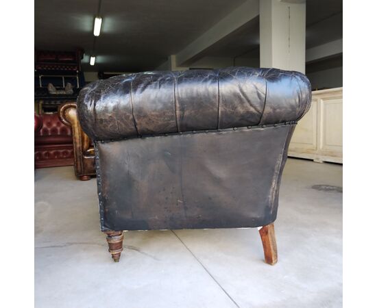 Antico divano o sofà chesterfield inglese originale in pelle nera in prima patina 