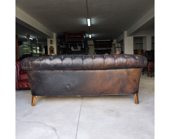 Antico divano o sofà chesterfield inglese originale in pelle nera in prima patina 