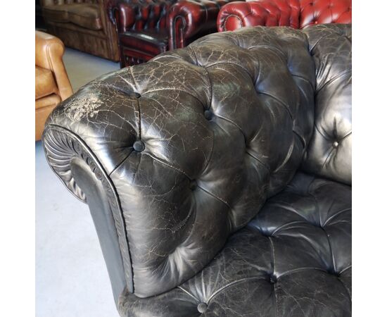 Antico divano o sofà chesterfield inglese originale in pelle nera in prima patina 