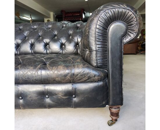 Antico divano o sofà chesterfield inglese originale in pelle nera in prima patina 