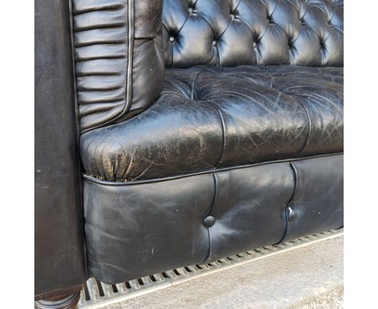 Antico divano o sofà chesterfield inglese originale in pelle nera in prima patina 