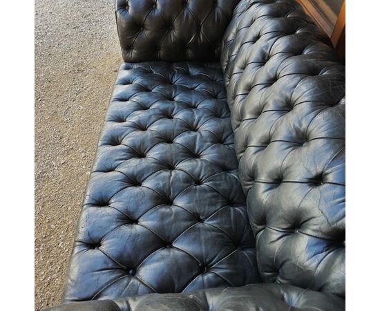 Antico divano o sofà chesterfield inglese originale in pelle nera in prima patina 