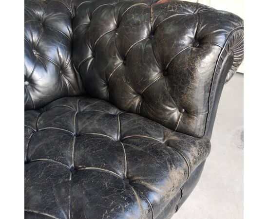 Antico divano o sofà chesterfield inglese originale in pelle nera in prima patina 