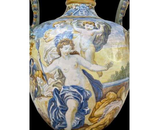 Vaso in maiolica a decoro istoriato con manici serpentiformi.Gaetano Battaglia.Napoli.