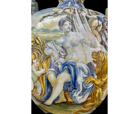 Vaso in maiolica a decoro istoriato con manici serpentiformi.Gaetano Battaglia.Napoli.