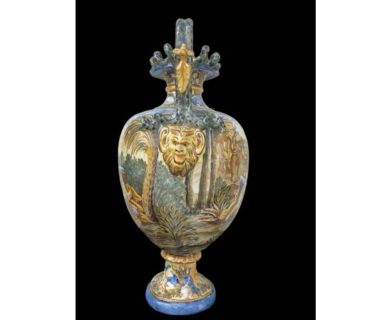 Vaso in maiolica a decoro istoriato con manici serpentiformi.Gaetano Battaglia.Napoli.