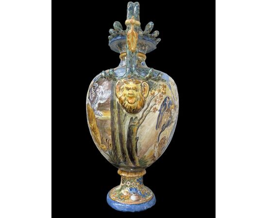 Vaso in maiolica a decoro istoriato con manici serpentiformi.Gaetano Battaglia.Napoli.