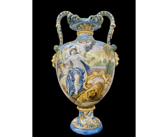 Vaso in maiolica a decoro istoriato con manici serpentiformi.Gaetano Battaglia.Napoli.