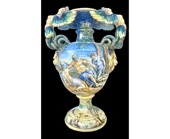 Coppia di grandi vasi in maiolica a decoro istoriato.Angelo Minghetti.Bologna.