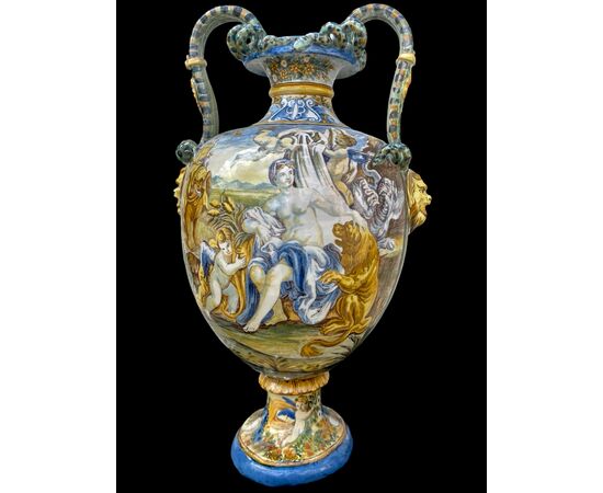 Vaso in maiolica a decoro istoriato con manici serpentiformi.Gaetano Battaglia.Napoli.