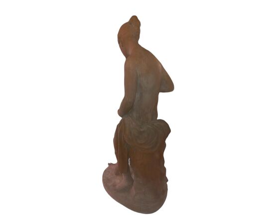 Scultura raffigurante Ninfa in terracotta