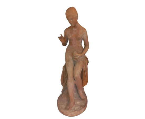 Scultura raffigurante Ninfa in terracotta