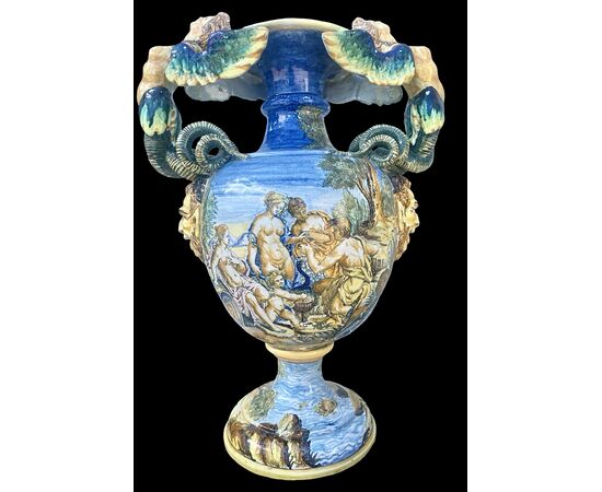 Coppia di grandi vasi in maiolica a decoro istoriato.Angelo Minghetti.Bologna.